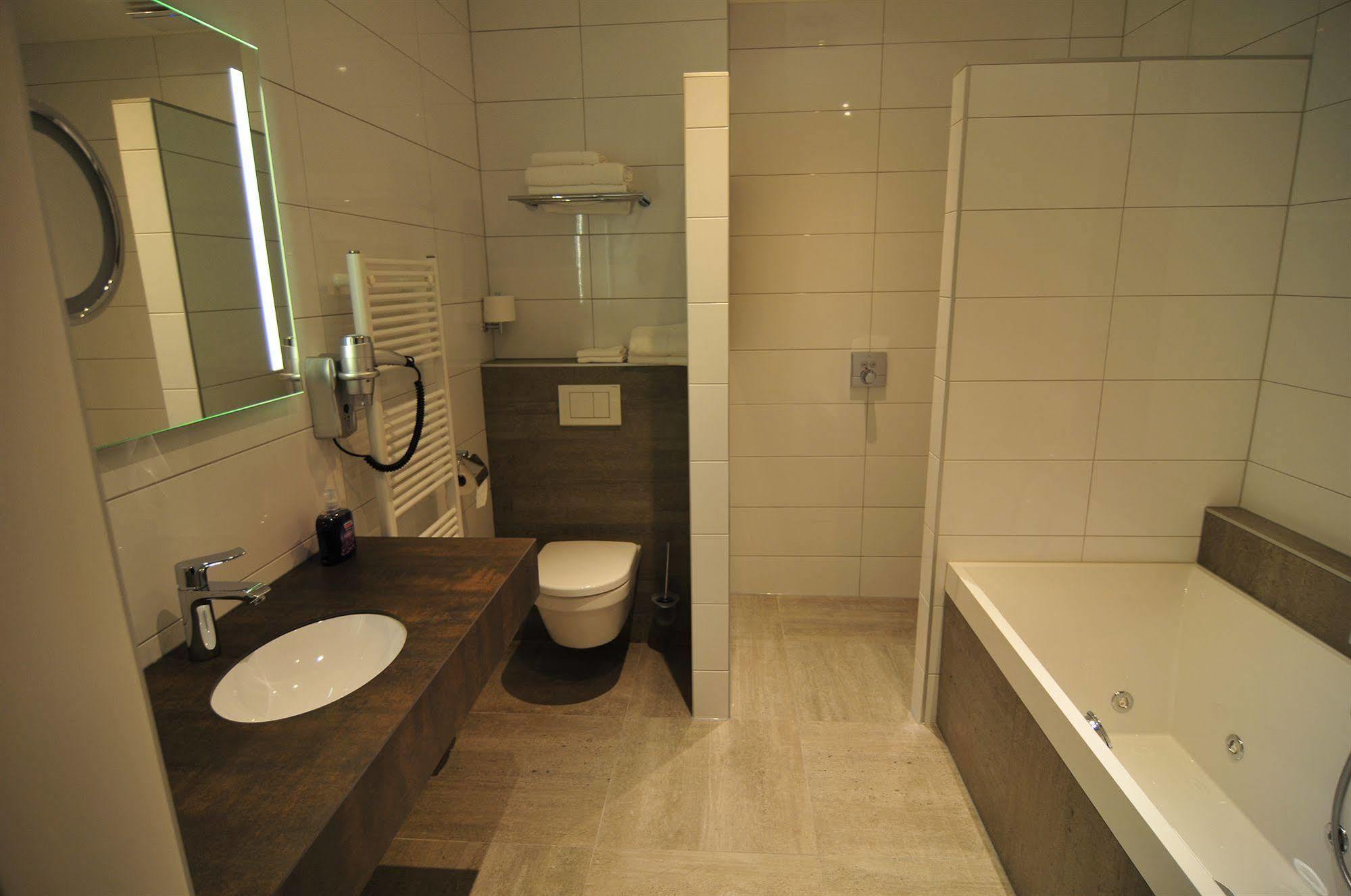 De Twee Linden Hotel Beneden-Leeuwen Екстериор снимка