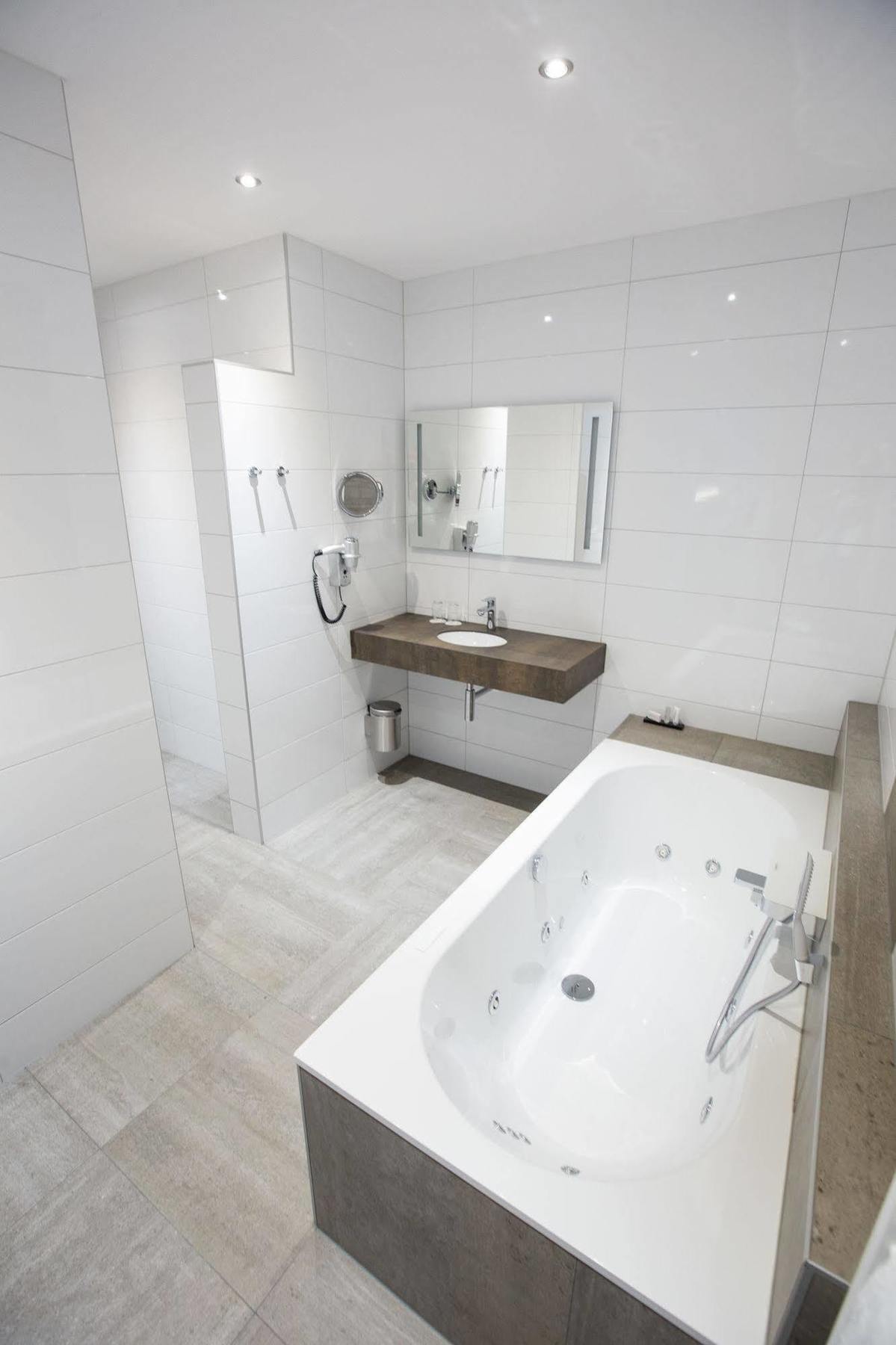 De Twee Linden Hotel Beneden-Leeuwen Екстериор снимка